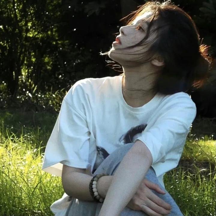端盘子的姑娘